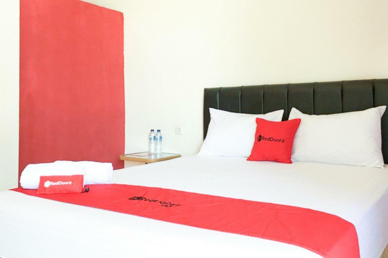 Hotel Reddoorz @ Simpang Lima Jupiter Sorong Exteriér fotografie