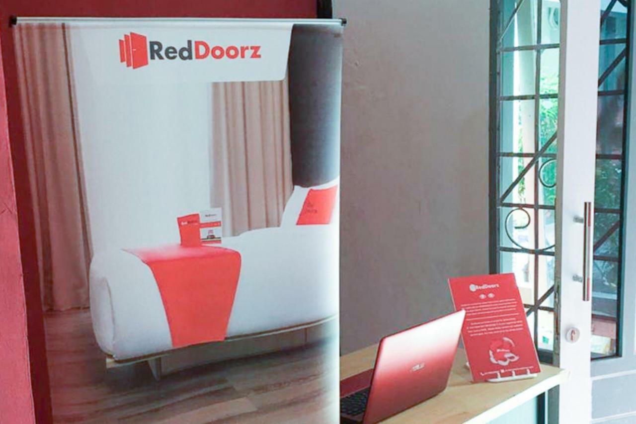 Hotel Reddoorz @ Simpang Lima Jupiter Sorong Exteriér fotografie