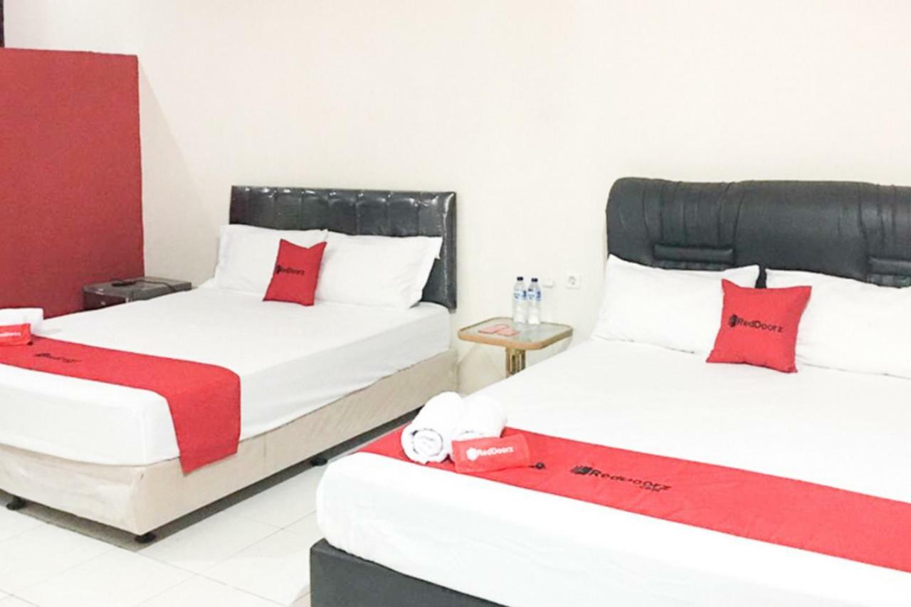 Hotel Reddoorz @ Simpang Lima Jupiter Sorong Exteriér fotografie