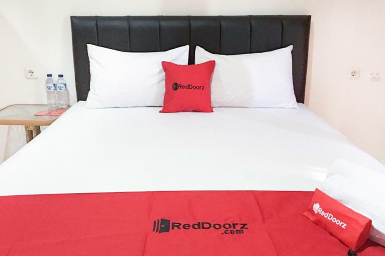 Hotel Reddoorz @ Simpang Lima Jupiter Sorong Exteriér fotografie
