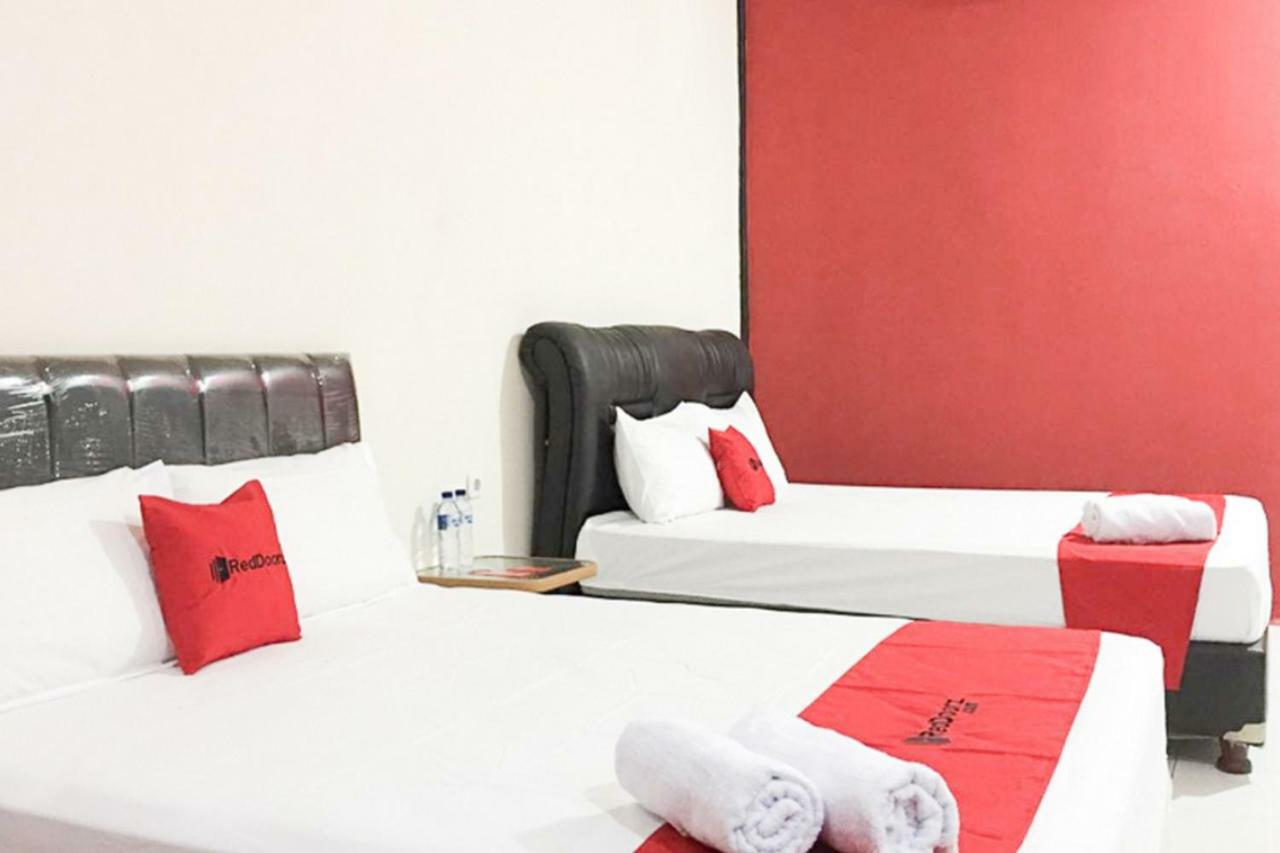 Hotel Reddoorz @ Simpang Lima Jupiter Sorong Exteriér fotografie